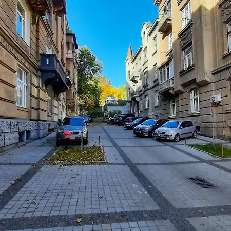 Apartamento 3 Bedrooms Royal Italian Style In An Austrian Building, Parking, Balcony Leópolis