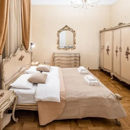 3 Bedrooms Royal Italian Style In An Austrian Building, Parking, Balcony Apartman Lviv