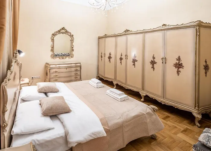 Апартаменты 3 Bedrooms Royal Italian Style In An Austrian Building, Parking, Balcony Львов