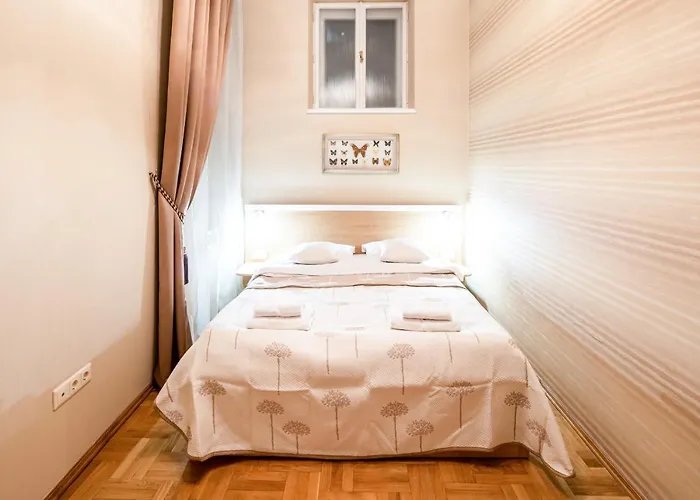 شقة 3 Bedrooms Royal Italian Style In An Austrian Building, Parking, Balcony