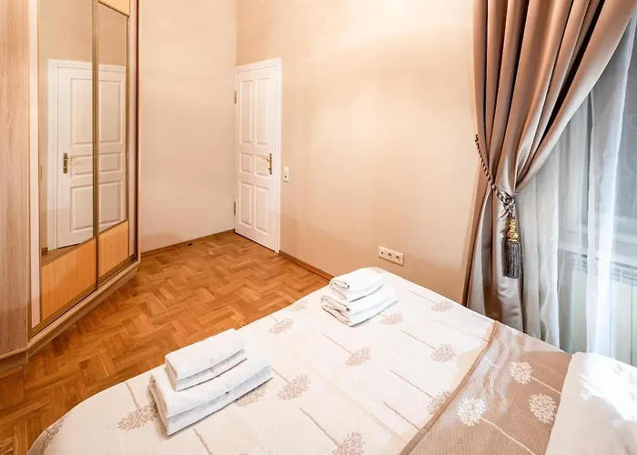 3 Bedrooms Royal Italian Style In An Austrian Building, Parking, Balcony Apartamento *